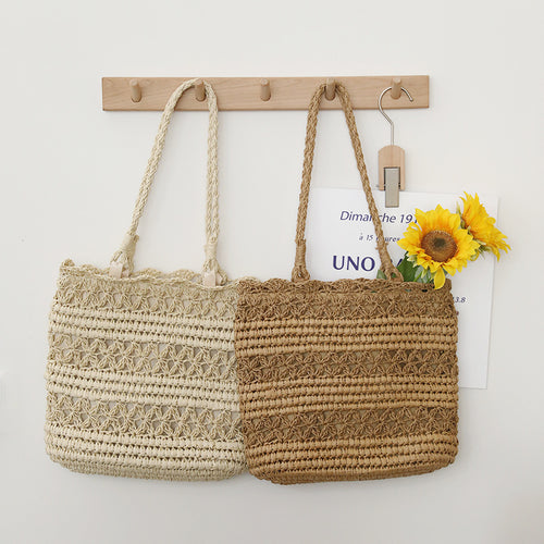 Hand-knotted beach bag in modern net design Skanto