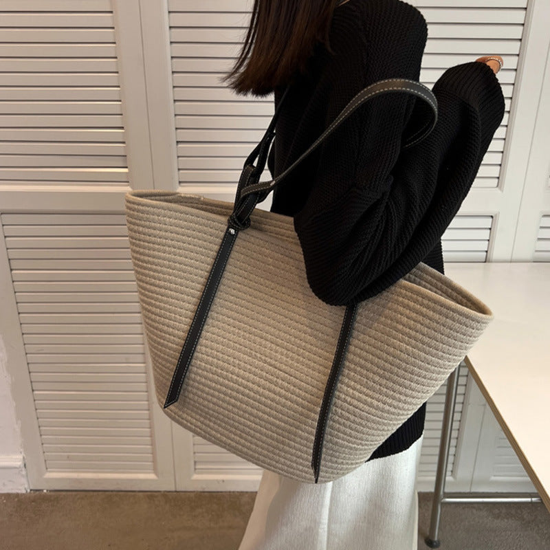 Elegant Shopper Bag with Texture Skanto