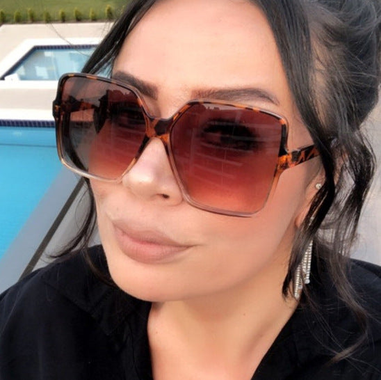Dame oversized kvadratisk solbrille med elegant ramme Skanto