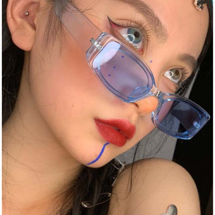 Dame mote solbrille i futuristisk transparentdesign Skanto
