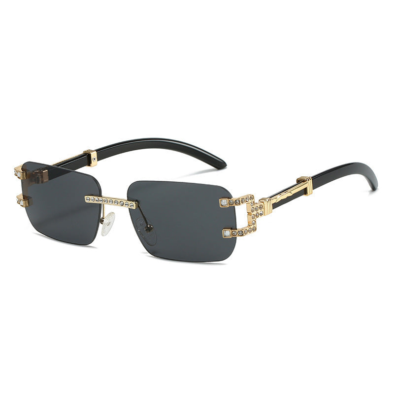 Dame designer solbrille med unik smykkedetalj Skanto