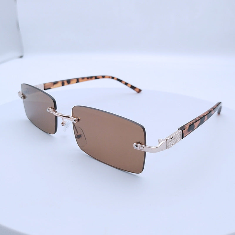 Dame moteriktig rektangulær solbrille med unikt designpreg Skanto