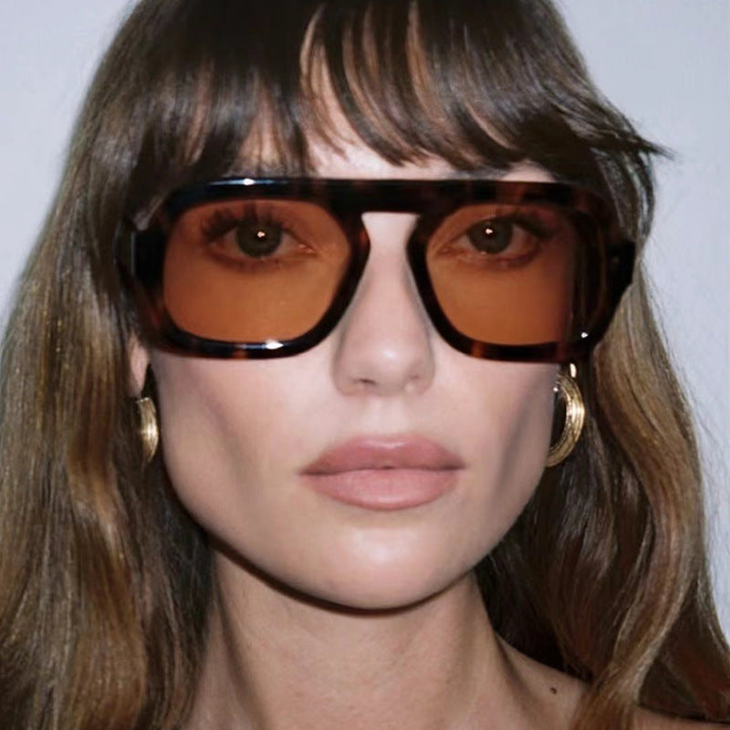 Dame moderne oversized solbriller i kantet design Skanto