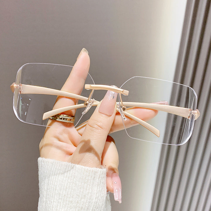 Dame moteriktig kvadratisk solbrille med dekorert metallramme Skanto