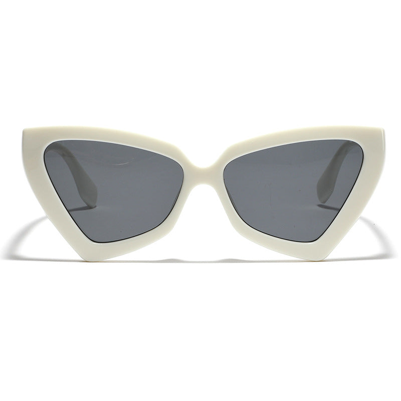 Dame Cat-Eye solbriller med speilende linser og robust ramme Skanto