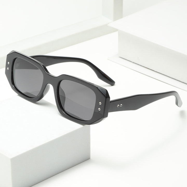 Dame moteriktig oversized solbrille med stilig ramme og UV-beskyttelse Skanto