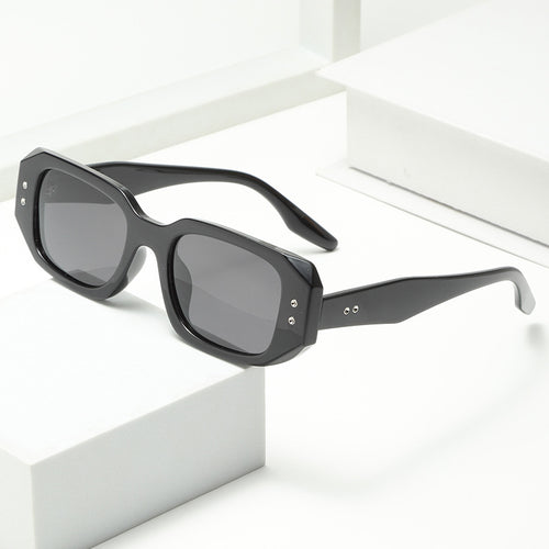 Dame moteriktig oversized solbrille med stilig ramme og UV-beskyttelse Skanto