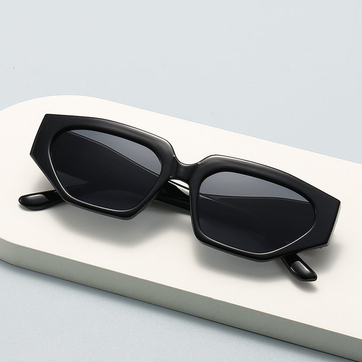 Dame Modisk solbrille i innovativ polygonal design Skanto