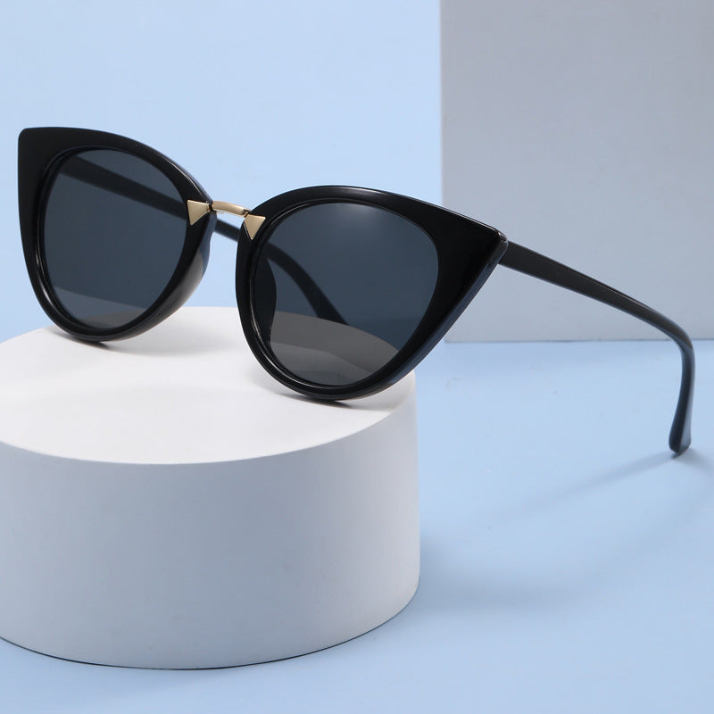Dame Cat-Eye solbrille med elegant gull detaljer Skanto