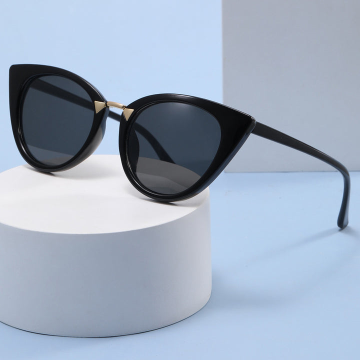 Dame Cat-Eye solbrille med elegant gull detaljer Skanto