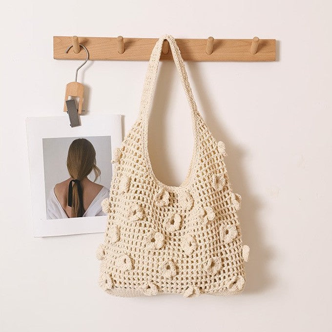 Hand-knotted shoulder bag with floral structural elements Skanto