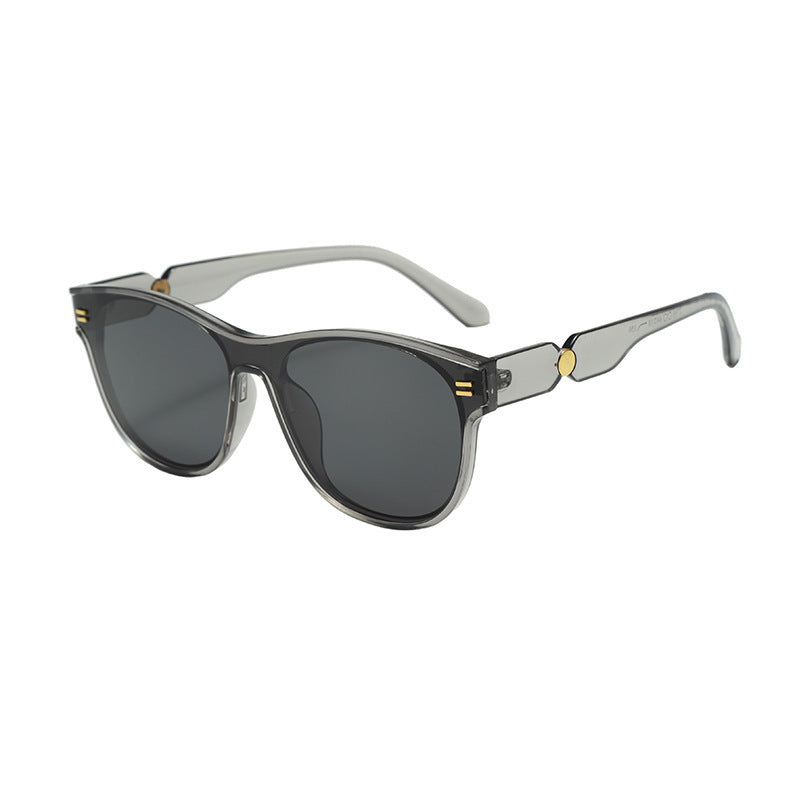 Dame moteriktig solbrille med unik ramme Skanto