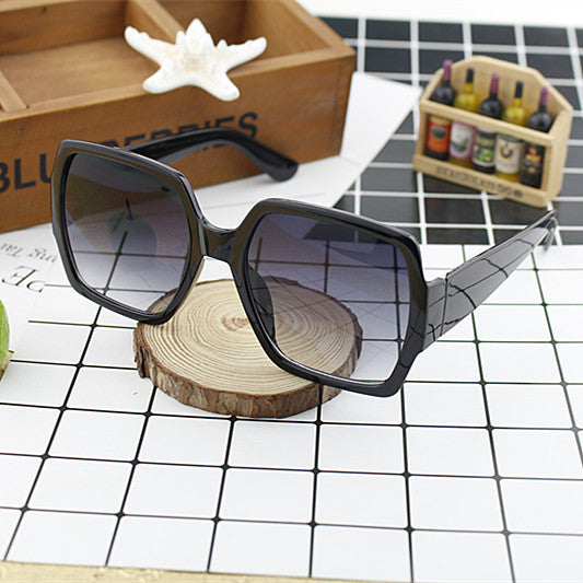Dame ekstravagant kvadratisk solbrille med unikt design Skanto