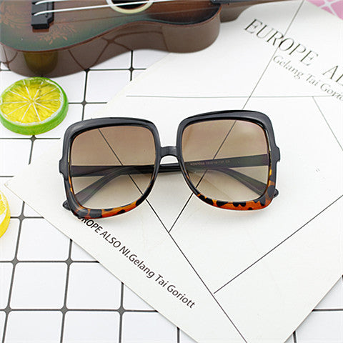 Dame Geometrisk Solbrille i moderne design Skanto