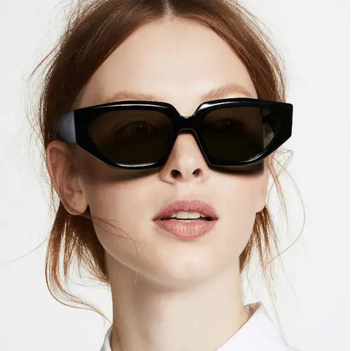 Dame Modisk solbrille i innovativ polygonal design Skanto
