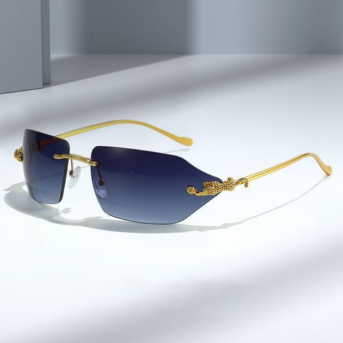 Dame Motefull solbrille med elegant ramme og eksklusive detaljer Skanto