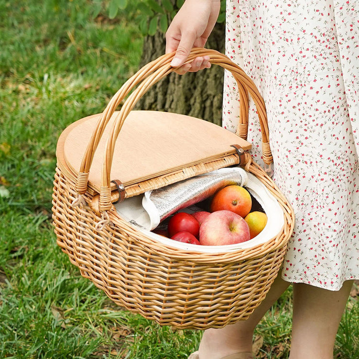 Kvinne piknikkurv med trelokk og stripet fôr Skanto
