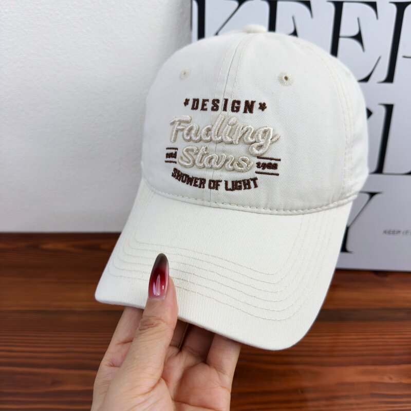 Kvinnebrodert caps med inspirerende design Skanto