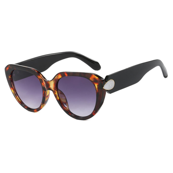 Women's Cat-Eye Sunglasses with Eye-Catching Design and Protective UV Filter Skanto