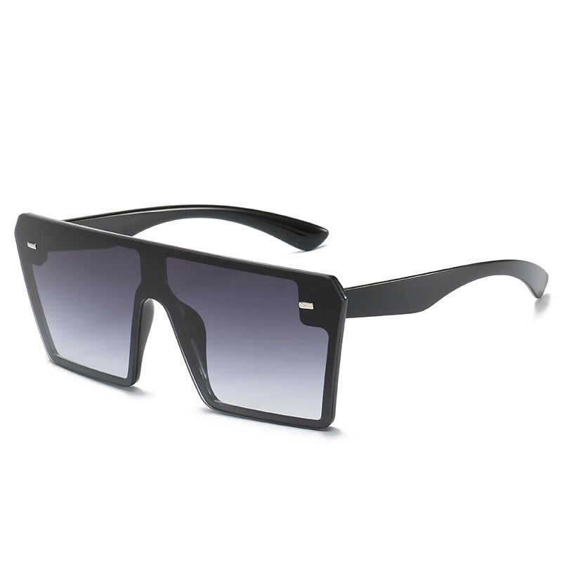 Dame Oversized solbriller i futuristisk design Skanto