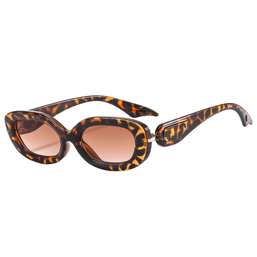 Dame moteriktig solbrille med stilfull buet ramme Skanto