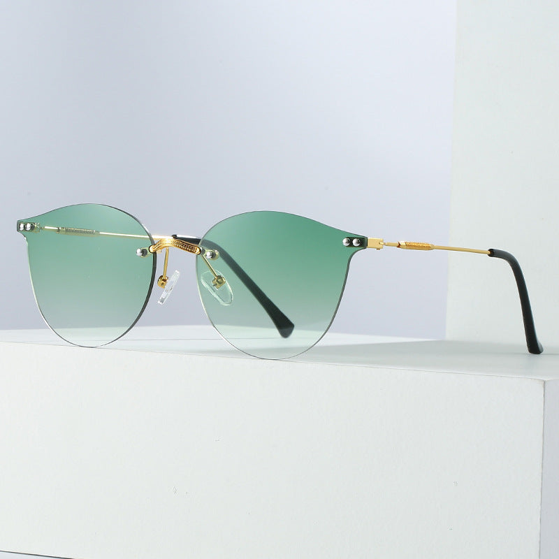 Dame moteriktig solbrille med innovativ metallramme og fleksibel nesestøtte Skanto