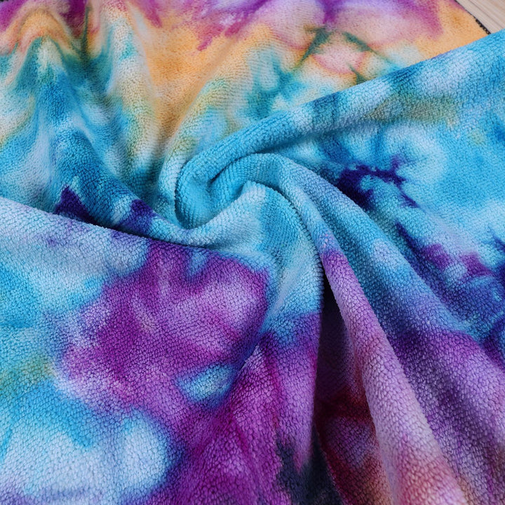 Dame Fleece-Poncho med hette og fargerikt tie-dye-design Skanto
