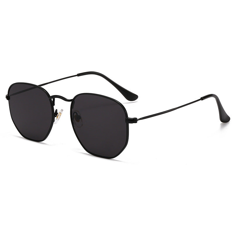 Dame Oversized solbriller med elegant gullmetallramme og solid UV-beskyttelse Skanto