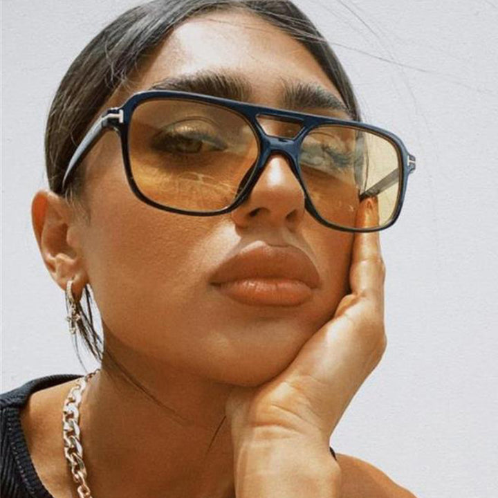 Dame moteriktig solbrille i stilfull ramme Skanto