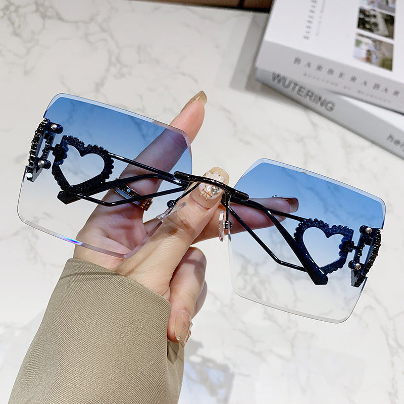Dame moteriktig solbrille med trendy hjerte-design Skanto
