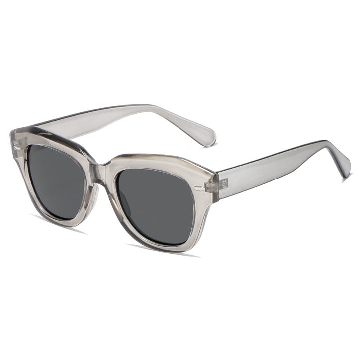 Dame stilig solbrille i moderne design med gjennomsiktig ramme Skanto