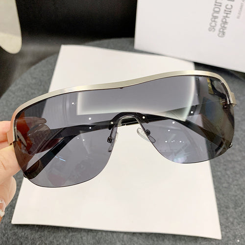 Dame futuristisk solbrille med elegant minimalistisk design Skanto