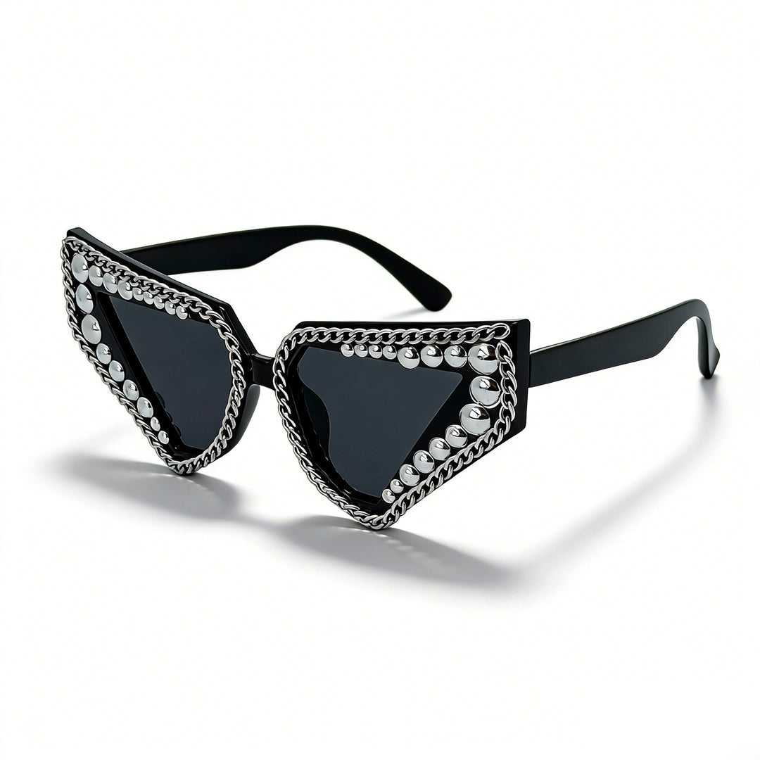 Dame solbrille med unik trekantet ramme og glitrende accenter Skanto