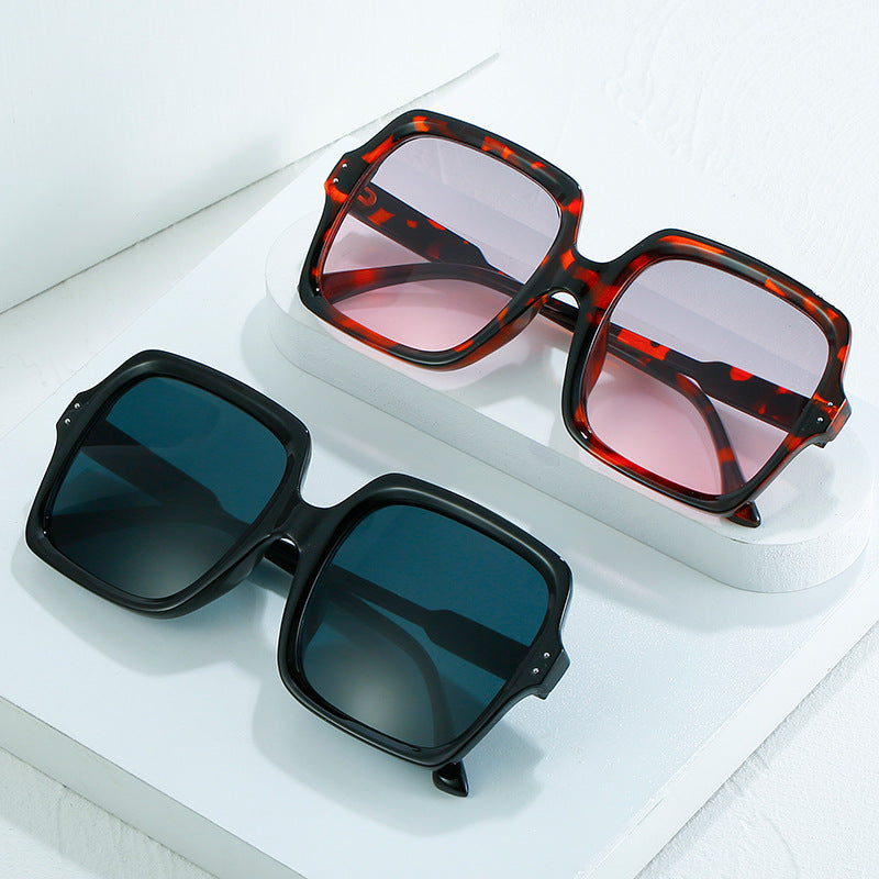 Dame kvadratisk moderne solbrille med polarisert glass Skanto