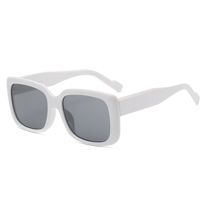 Dame moteriktig kvadratisk solbrille med gjennomsiktig ramme og innovativt design Skanto