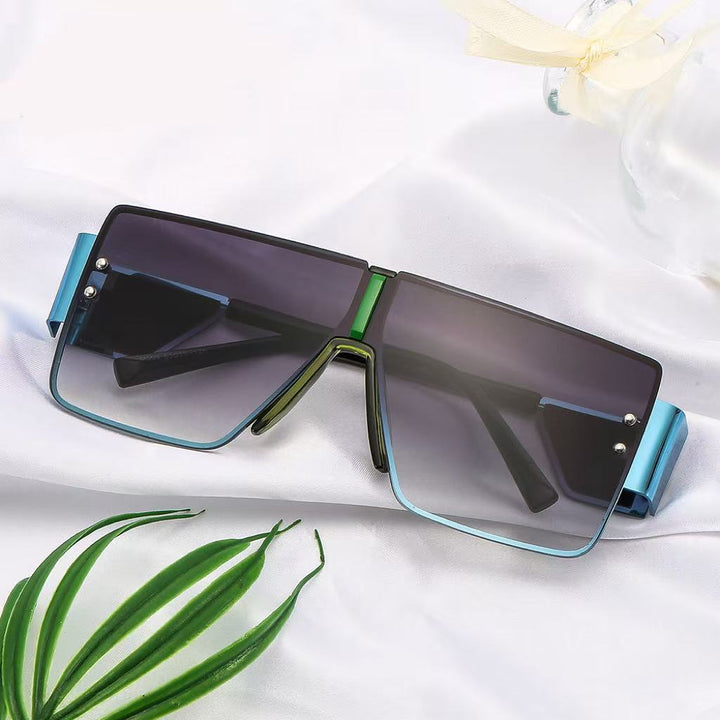 Dame trendy oversized solbriller med futuristisk design Skanto
