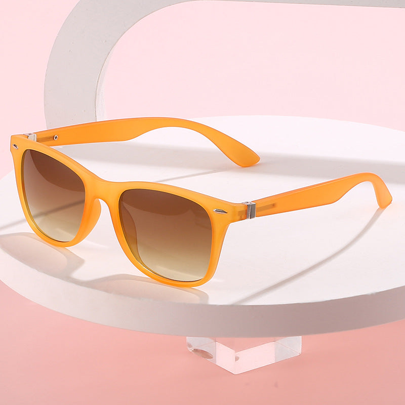 Dame moteriktig solbrille med beskyttende UV-beskyttelse og trendy design Skanto