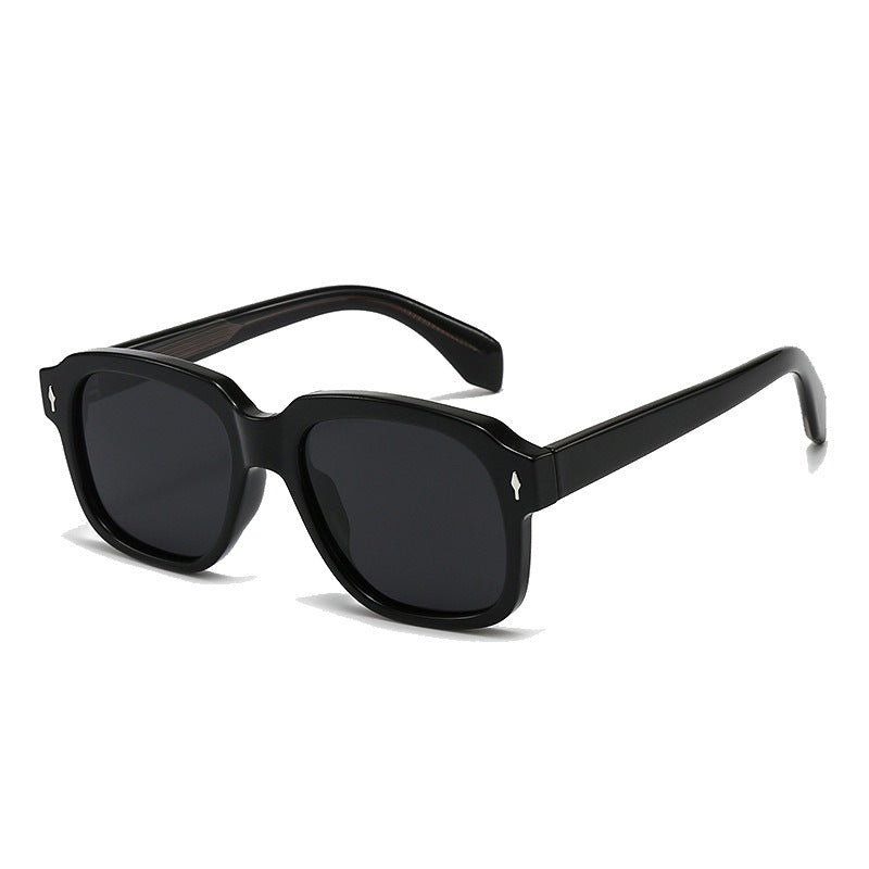 Dame stilige kvadratiske solbriller med transparent ramme og robuste linser Skanto