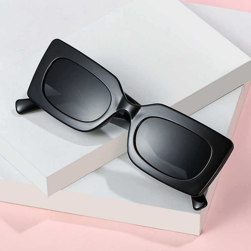 Dame modische solbrille i kantet design Skanto