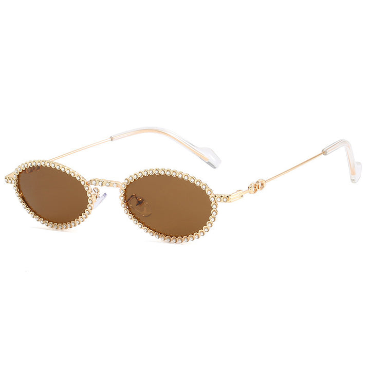 Dame moteriktig solbrille med unik, lekende kant Skanto