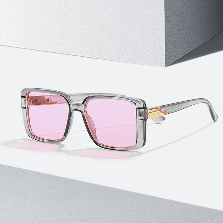Dame moteriktig firkantet solbrille med trendy detaljer Skanto