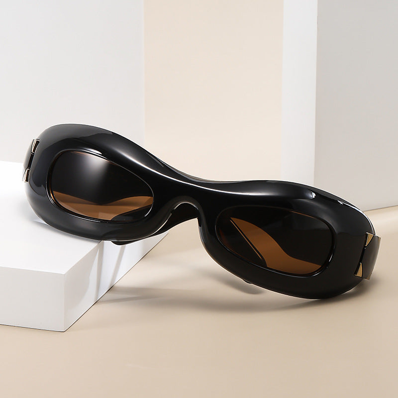 Dame futuristisk designer solbriller med innovativ ramme Skanto