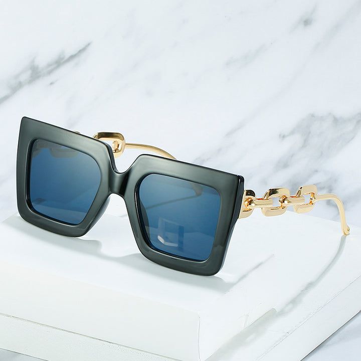 Dame cat-eye solbriller med luksuriøs design og kjedeinnramming Skanto
