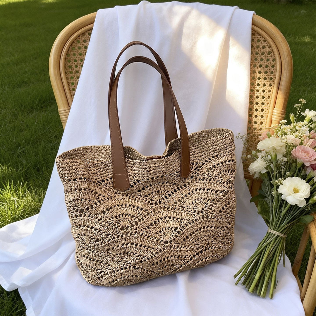 Håndveske av høykvalitets flettet naturmateriale med elegante lærhåndtak Skanto