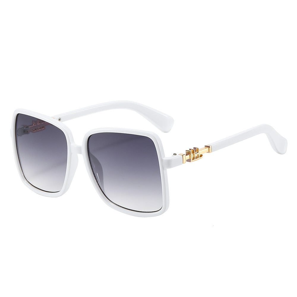 Dame solbrille med stor ramme og gradient Skanto
