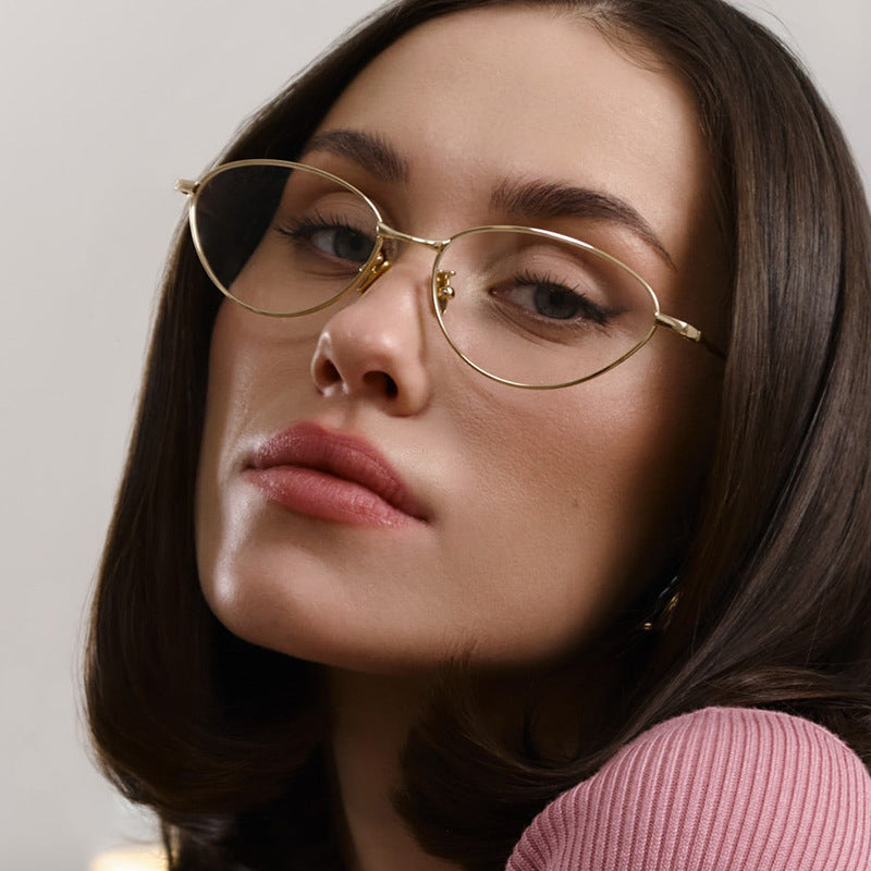 Dame fashionable solbriller i elegant oval design Skanto