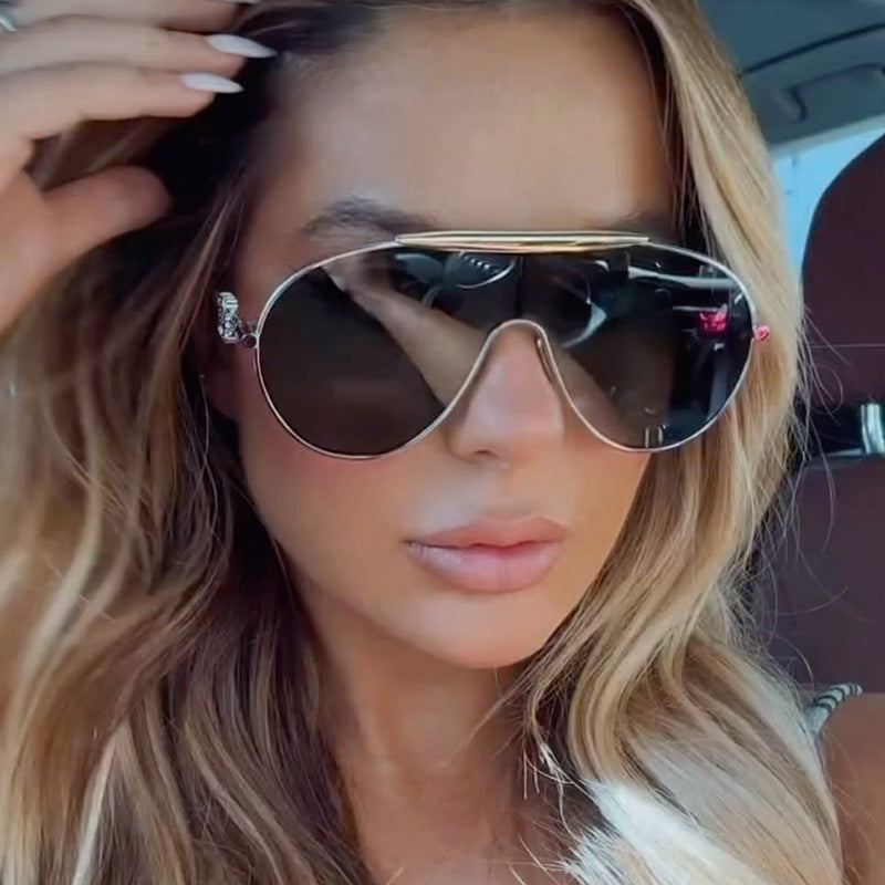 Women's UV Protection Sunglasses in Modern Pilot Style Skanto