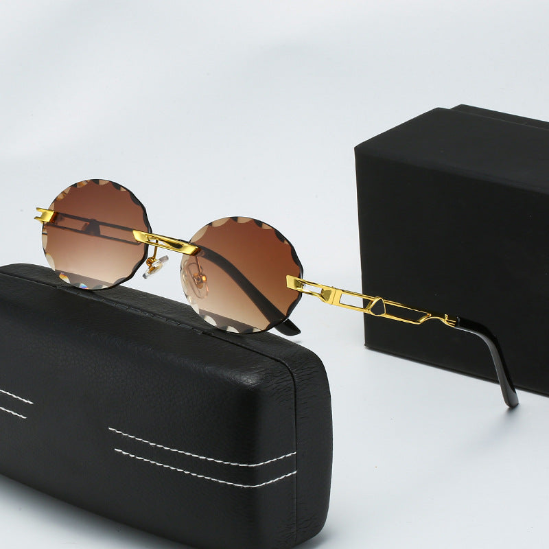 Dame rund solbrille med unikt bølgedesign og høykvalitets metallramme Skanto