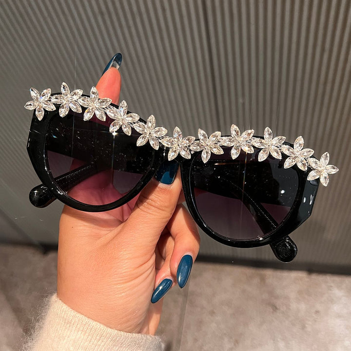 Dame solbrille med florale krystallakenter Skanto