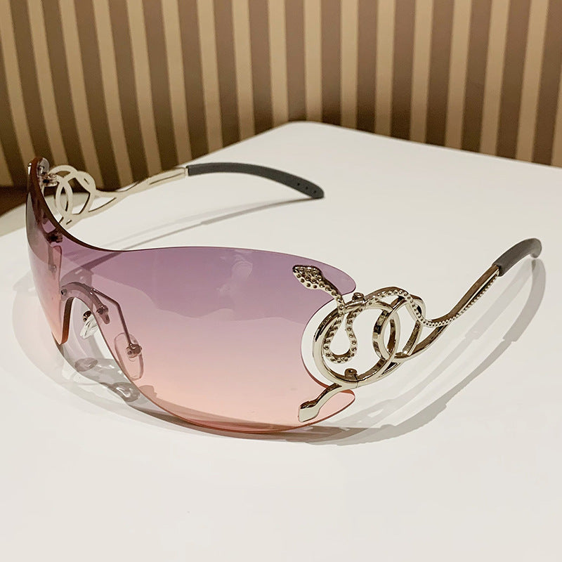 Dame futuristisk solbrille med lekent design Skanto